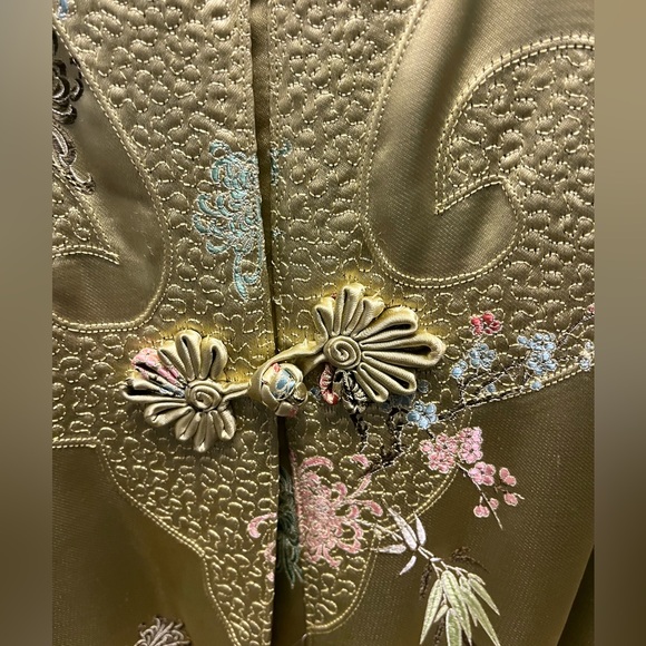 Elegant Gold Robe - Picture 4 of 16